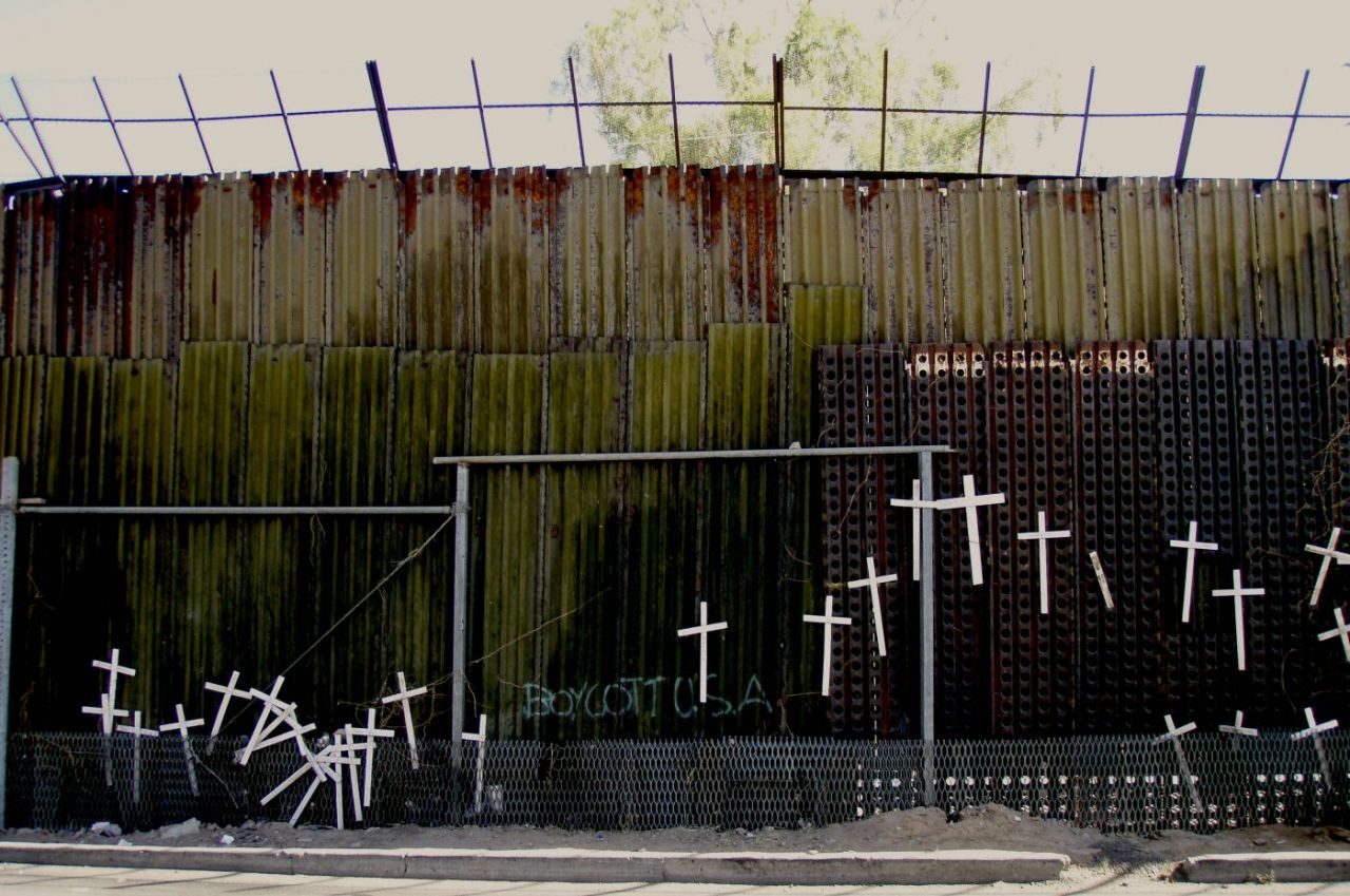 Cruces en memoria de migrantes muertos, frontera en Nogales, Sonora.