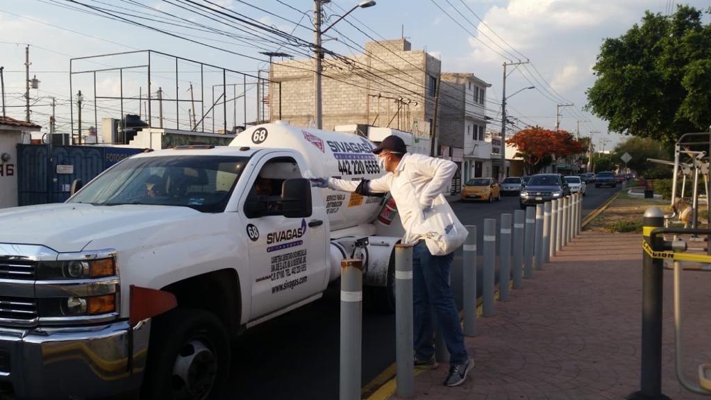 Entrega de paquetes de cubrebocas con gel antibacterial a los ciudadanos que se encuentran en las calles