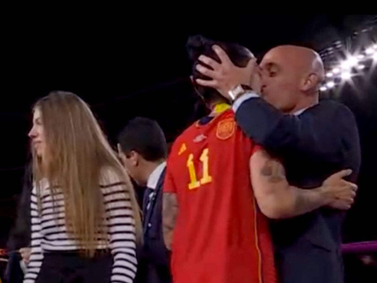 Rubiales besa a Jenni Hermoso cuando la Selección Femenina de Futbol ganó el Mundial de la especialidad. Foto: Captura de pantalla.