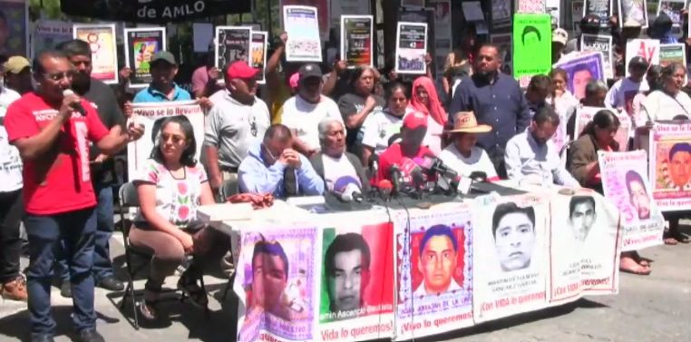 Madres y padres de los 43 estudiantes desaparecidos de Ayotzinapa. Foto: Captura de pantalla.