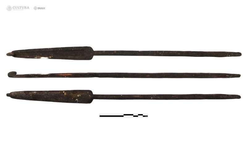Personal del INAH recuperó una lanza y dos dardos de madera prehispánicos en una cueva de Cadereyta de Montes, Querétaro.
