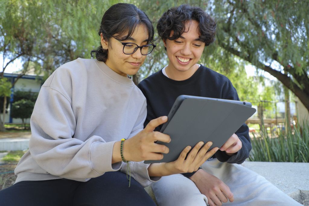 La Universidad Autónoma de Querétaro y la Secretaría de la Juventud estatal entregarán 100 tabletas y 100 dispositivos portátiles a estudiantes de bachillerato.