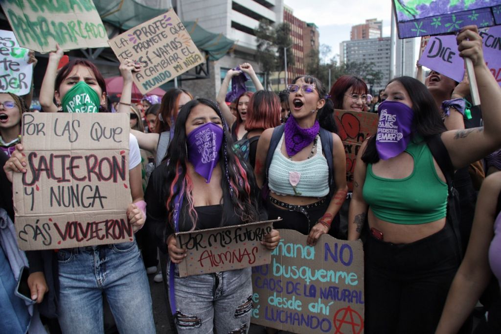 Miles de mujeres protestan en Bogotá.